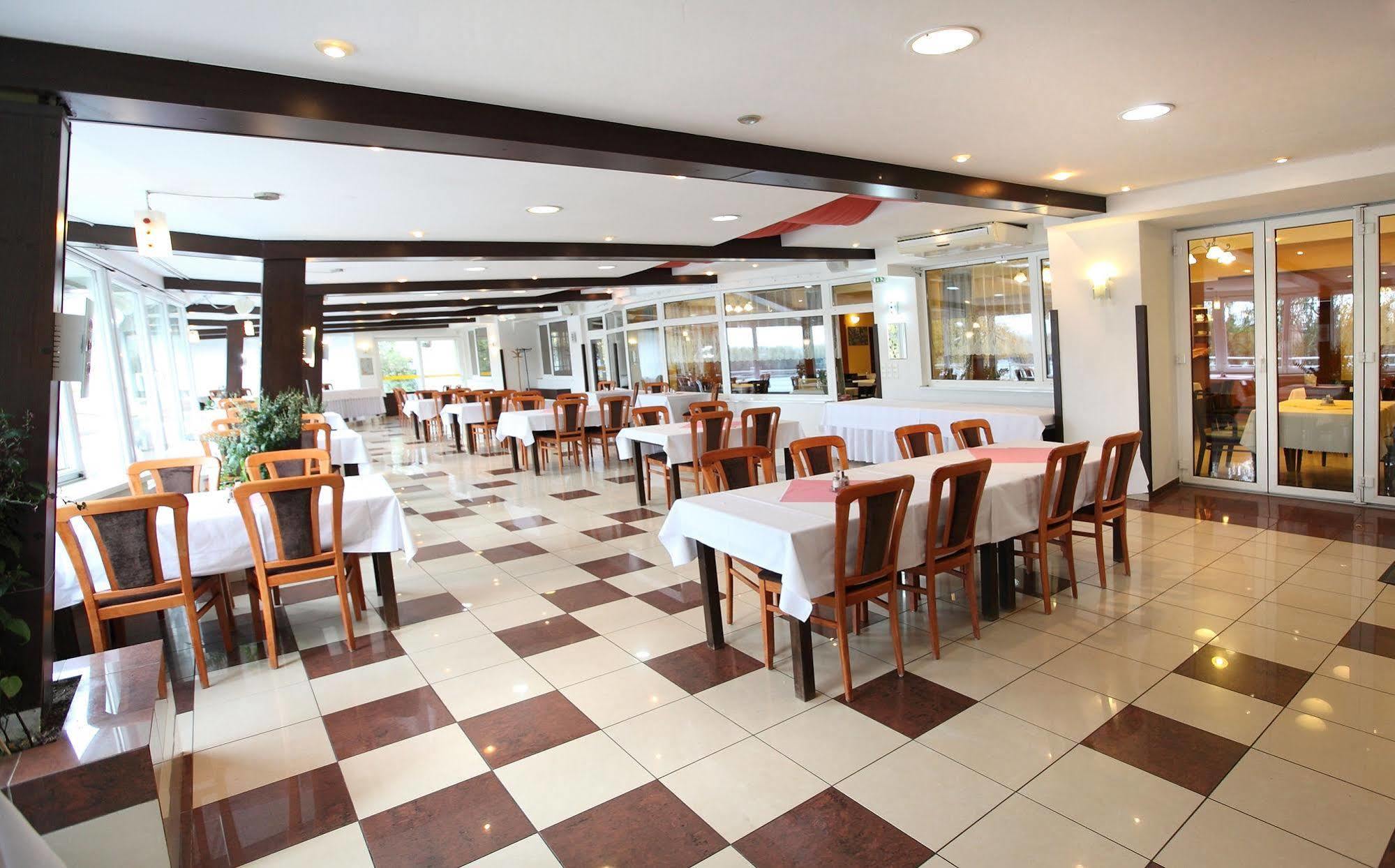 Hotel Zatoka Senec Extérieur photo